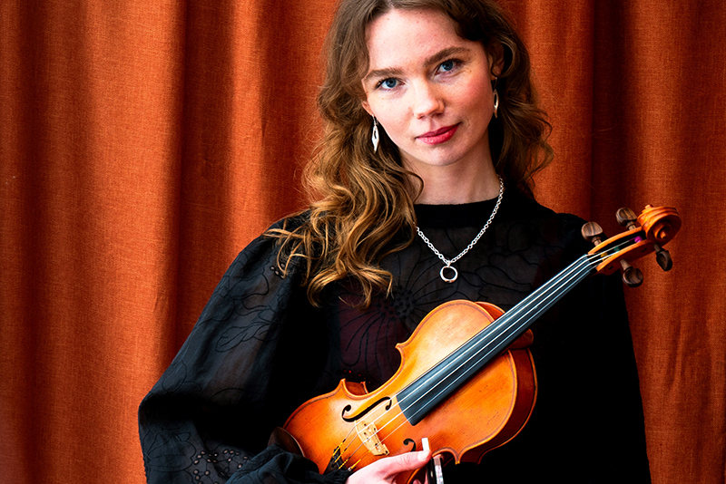 Alvina Herbinger Rygne med fiol i handen