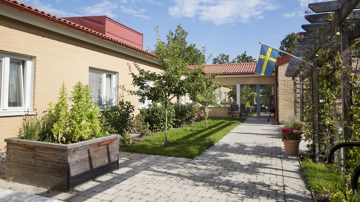 En innegård med svensk flagga, Hagagården