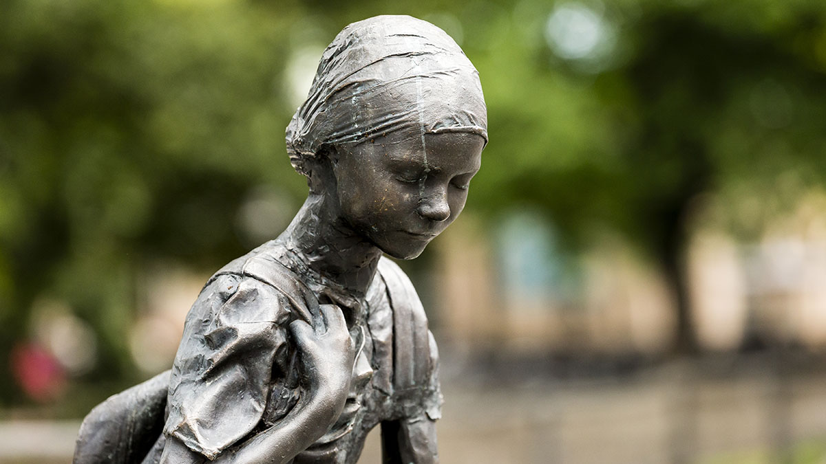 Närbild på staty, ung flickas ansikte.