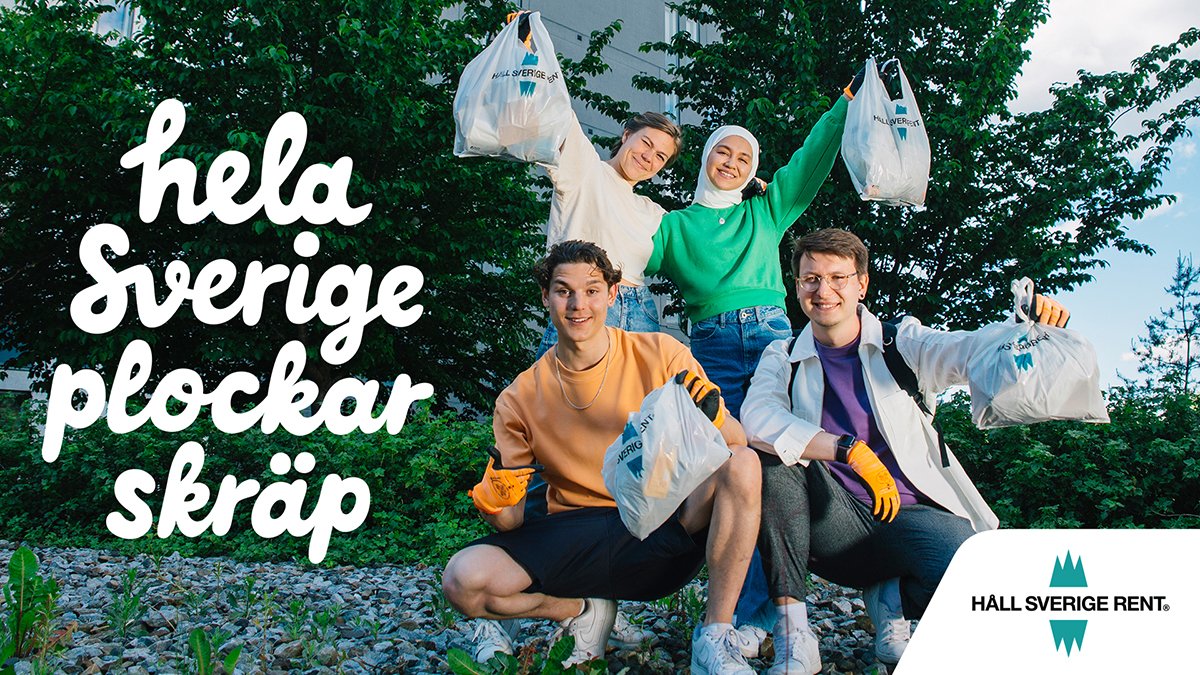 Fyra unga människor håller upp påsar med texten "Håll Sverige rent".