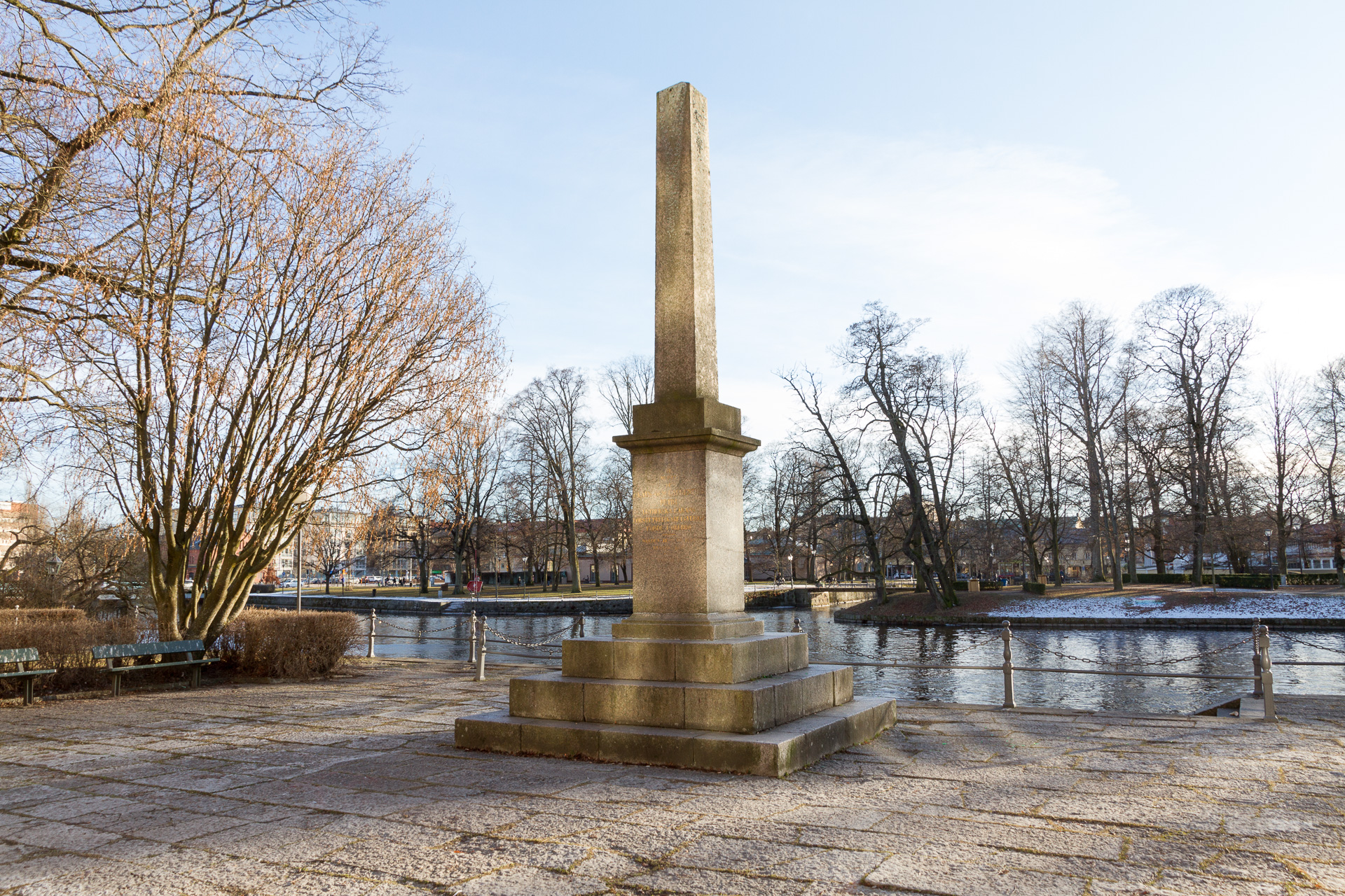 Obelisk med Svartån i bakgrunden.