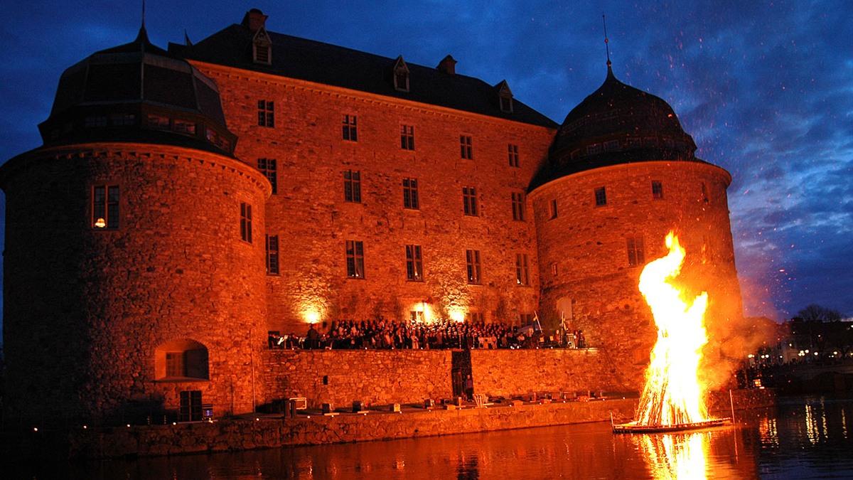 Majbrasa och studentsångare vid Örebro slott