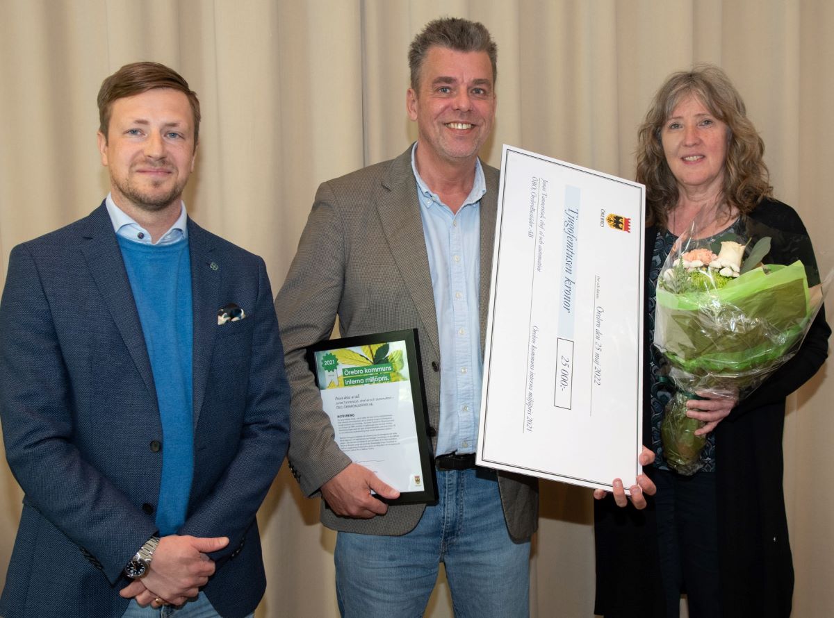 Jimmy Nordengren (ordförande kommunstyrelsens utskott för hållbar utveckling), vinnare av miljöpriset 2021 Jonas Tannerstad och Katrin Larsson (utvecklings- och hållbarhetsdirektör i Örebro kommun.