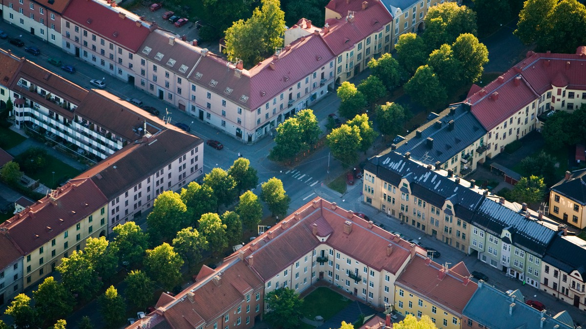 Bild på byggnader i Örebro city tillsammans med träd