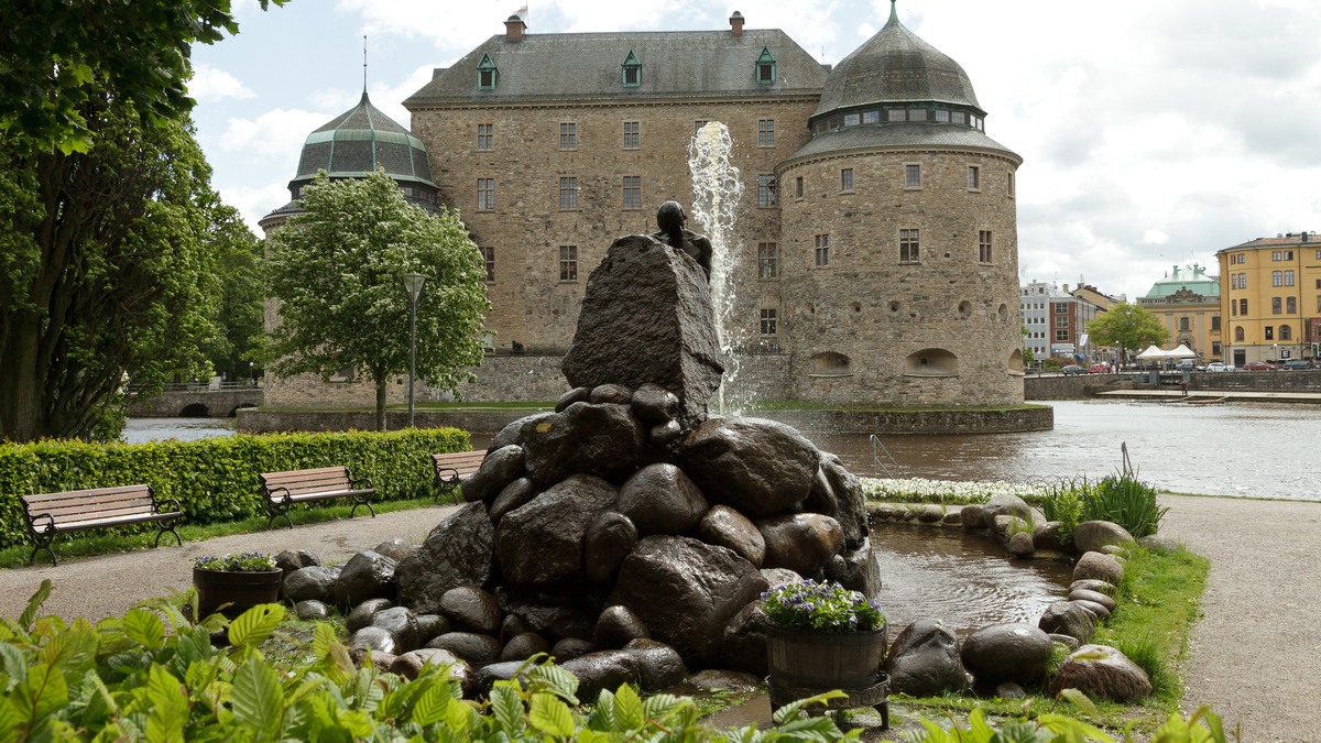 Konstverket Befriaren framför Slottet.