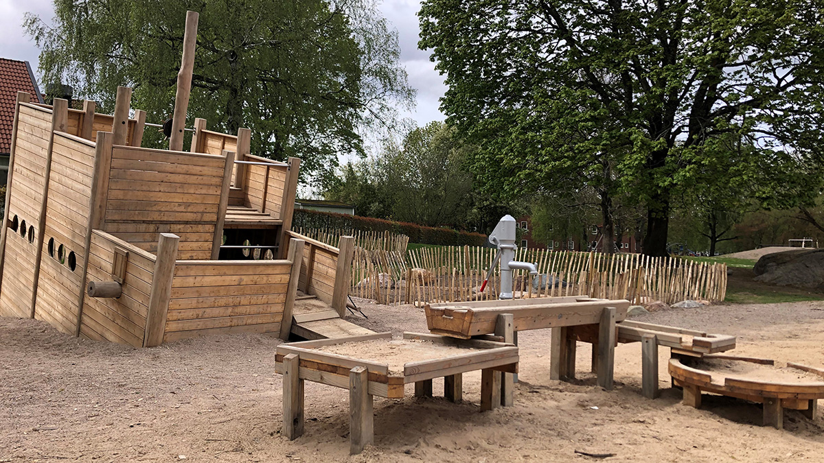 I lekparken i Norrbyparken finns en rektangulär lekborg som ser ut att vara nedgrävd i sanden. Den är brun och har flera plan att klättra på. Framför den finns fyra trätråg och en pump.