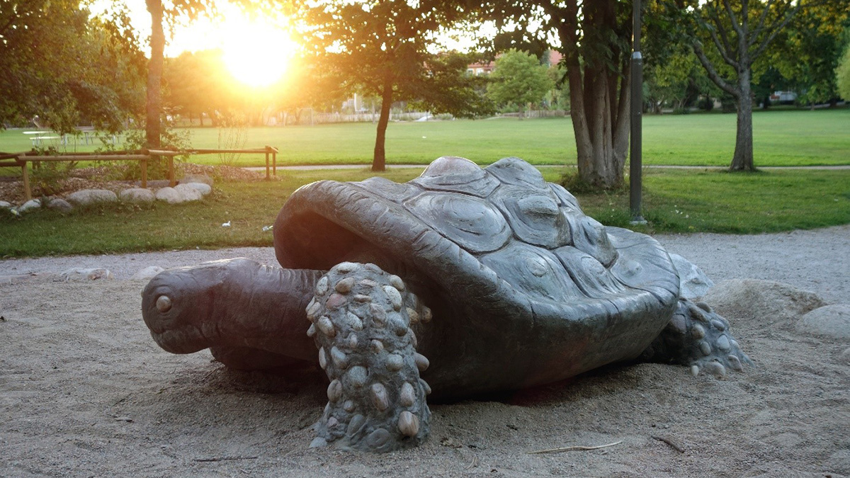 Lekskulpturer i form av jättesköldpaddor.