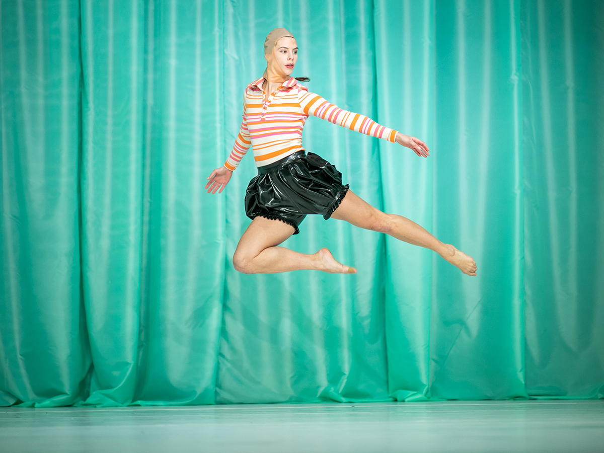 Kvinnlig dansare hoppar över scengolv