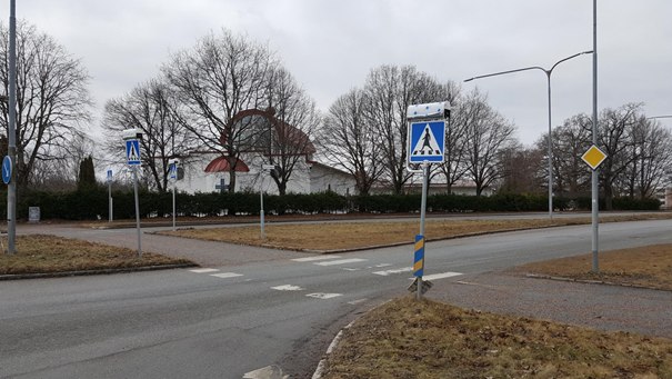Övergångsställe med aktivt varningssystem på Ekersvägen vid Åkerbärsgatan.