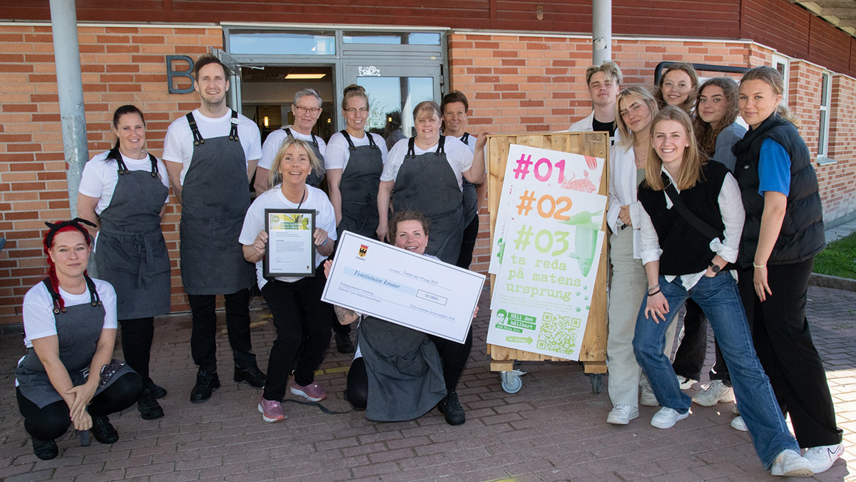 Kökspersonal och elever på Tullängsskolan som vunnit interna miljöpriset 2020.