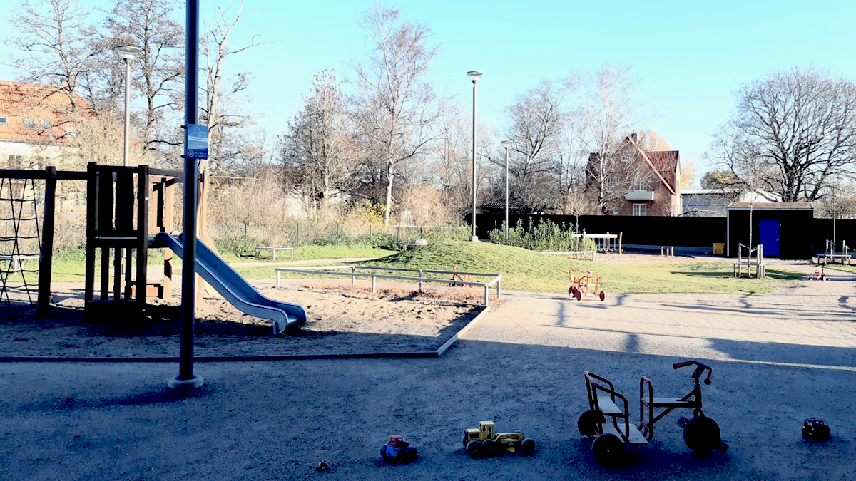 Lekställning med nät och möjlighet att klättra vid Österängens förskola.