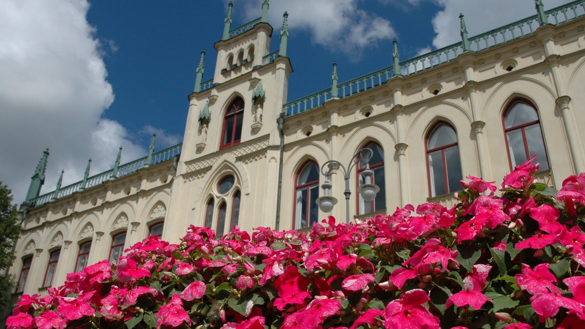 Rådhuset i Örebro med blommor framför