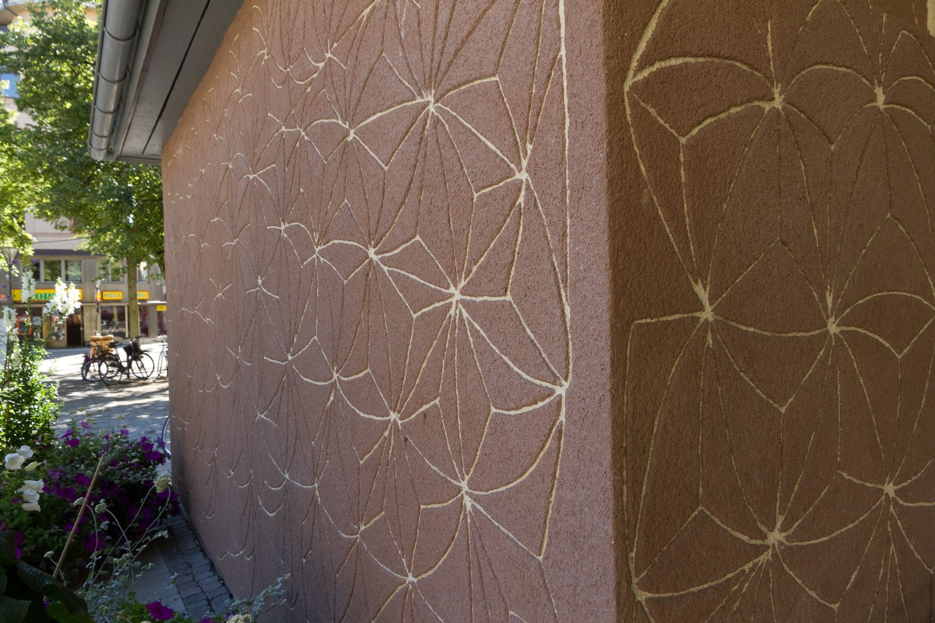 En brun vägg med sirliga mönster.
