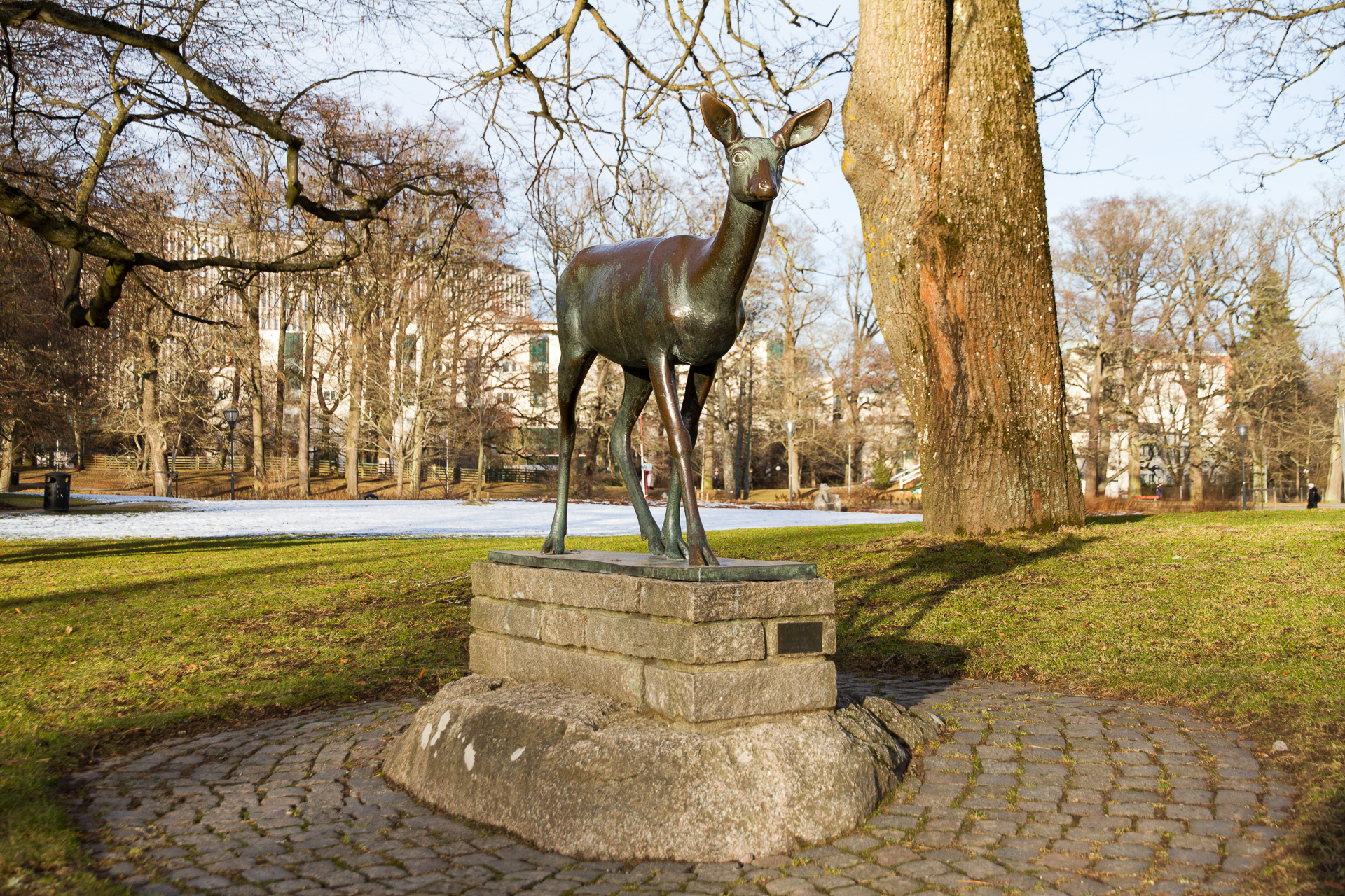 En bronsskulptur föreställande en hjort