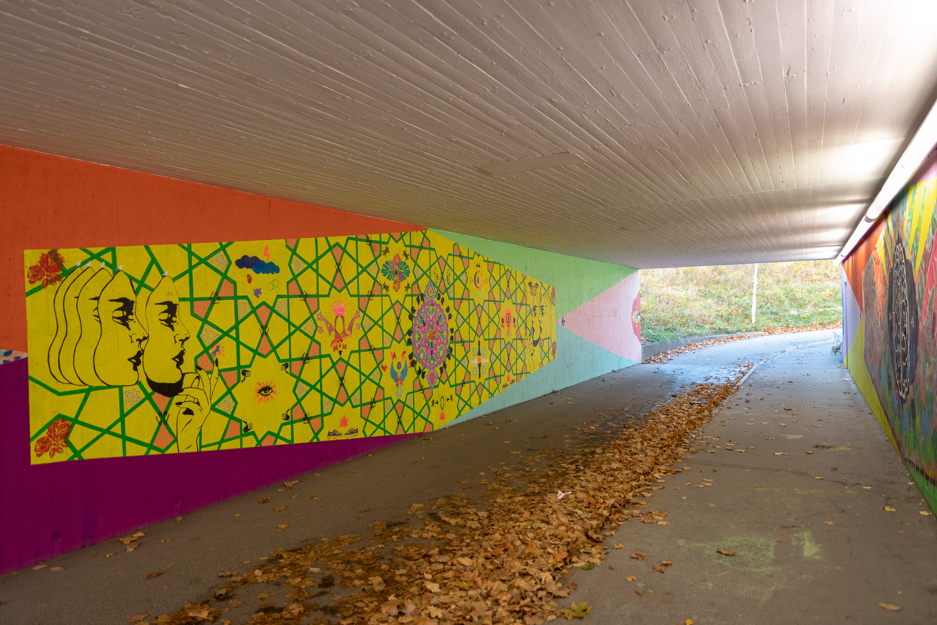 Färgstarka mönster och former i tunnel.