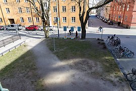 Förebild mikroparken Köpmangatan/Bondegatan föreställer en trampad gång över gräsmatta och träd. 