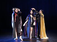 Tre kvinnor utklädda till vampyrer på scen