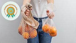 Kvinna som håller en nätkasse i ena handen och en plastpåse i andra, båda med apelsiner i, och Minimeringsmästarna loggan i ena hörnet.